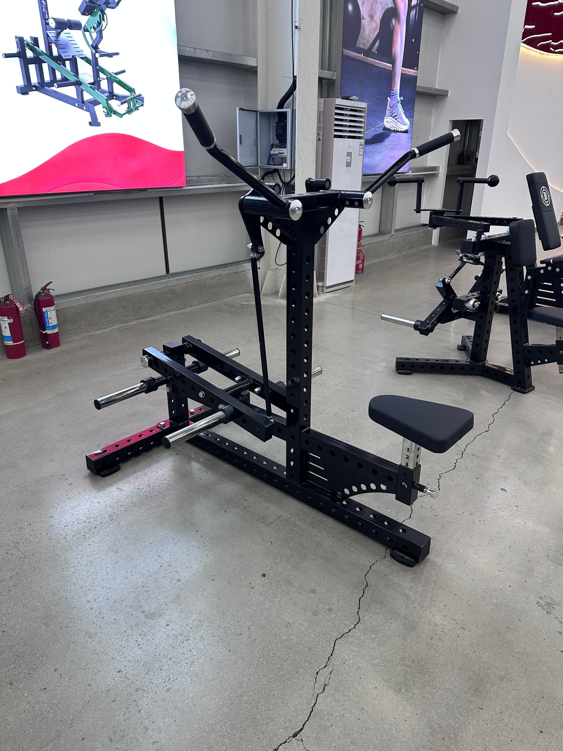 Standing&Seated Pearl Delt/Pec Fly thumbnail 4